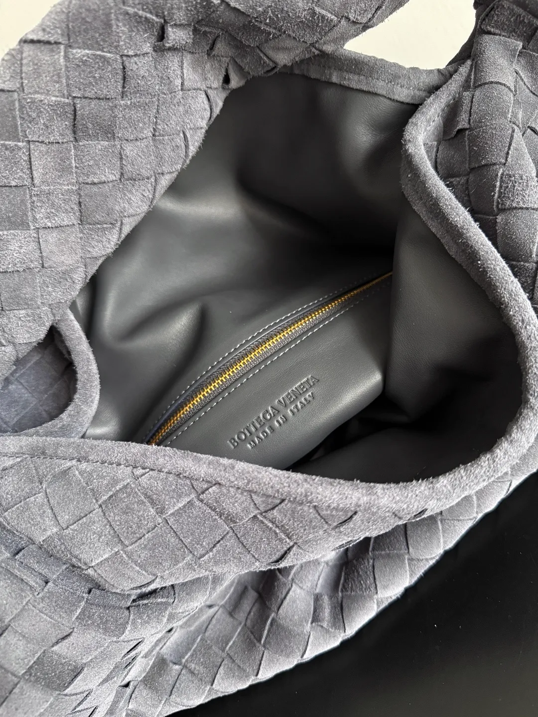Batch 2160 I seem to be obsessed with this bag from BV recently ~ The new Hop is really not too beautiful. The whole bag has no seams. The bag body and handles are made of one piece of leather. It embodies the style and essence of Bottega Veneta. It truly represents craftsmanship and creativity. The large size has a very loose and lazy upper body. Big bag lovers will definitely not regret buying it. Style number: 763970 Size: 53*24*13cm